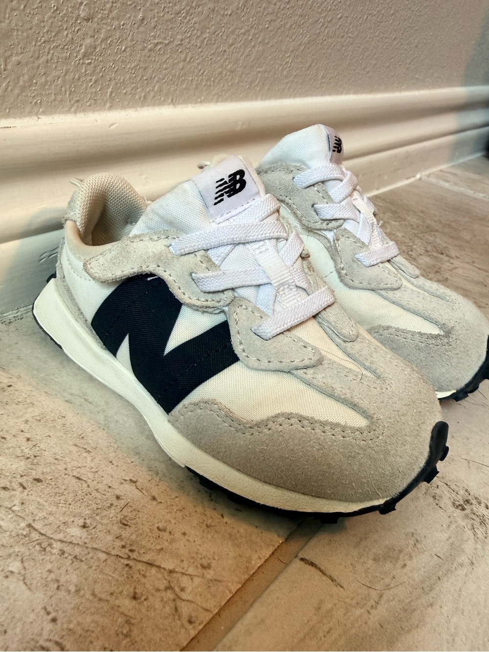 New Balance Kids 327 new-b White & black Sneakers // Sz 8